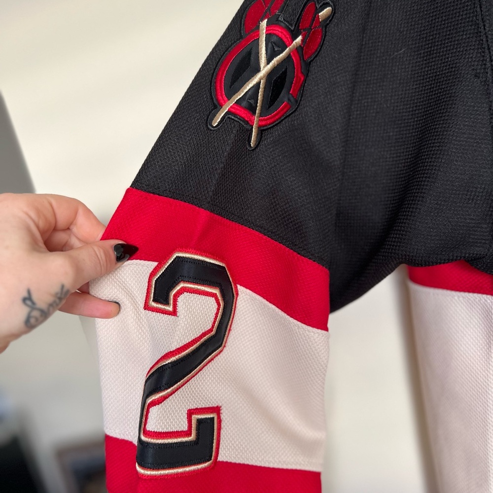 Chicago Black Hawks Authentic NHL Reebok Jersey - number 2 Keith - Picture 4 of 7